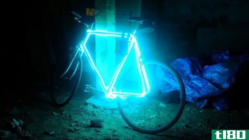 把你的自行车变成一个安全的夜间电子自行车与el线