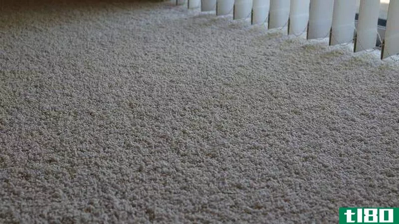 用硼砂和玉米粉把旧的脏地毯重新铺上