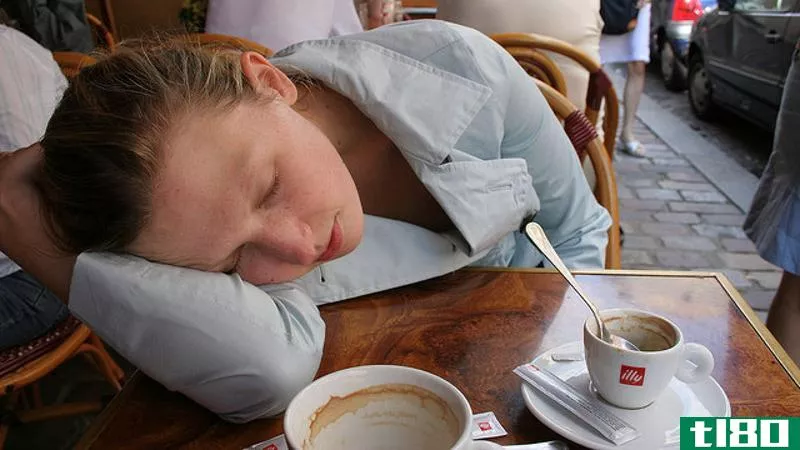 喝咖啡的时候小睡一下，精神会得到更大的提振
