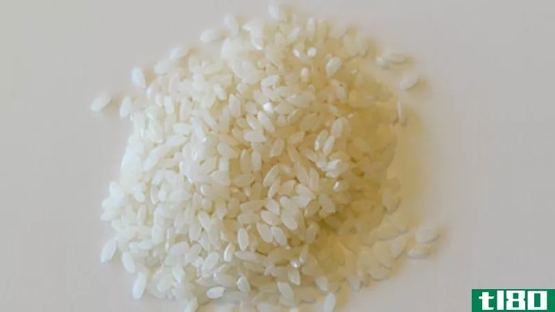 使用即食米饭当复活湿手机，而不是生米