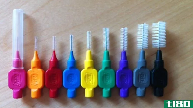 用牙龈清洁刷清洁键盘和精致的小玩意
