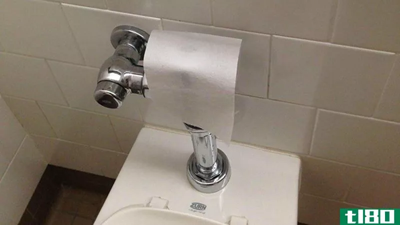 把纸放在自动厕所感应器上，防止意外冲水