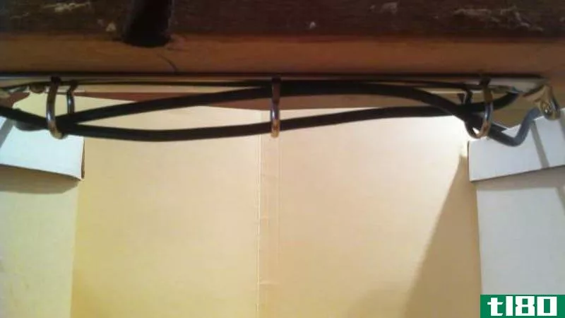 用一个坏了的三环活页夹把桌下的电缆弄平