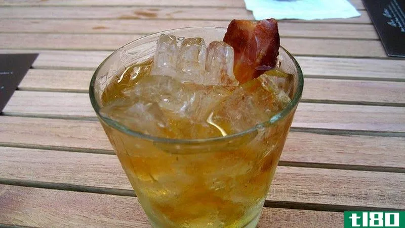 Illustration for article titled Use an Ounce of Bacon Fat to Infuse Your Bourbon with Bacon Flavor