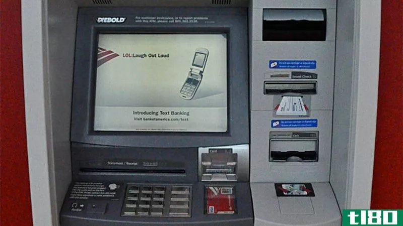 在银行或杂货店使用自动取款机以避免诈骗