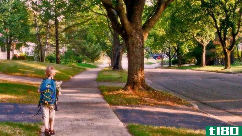 你让你的孩子走路上学还是一个人在外面玩？