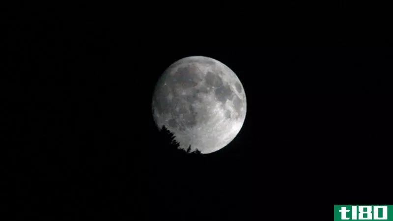 在日落后一小时内拍摄更好的月球照片