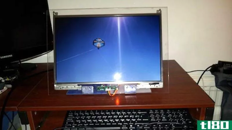 把一台旧笔记本电脑改装成一个带内置支架的显示器
