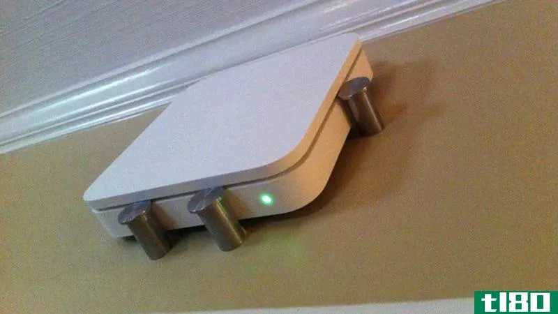 将路由器安装到墙上，以获得更好的wi-fi接收效果