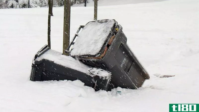 在车里放一个垃圾桶，以备雪地紧急情况（和垃圾）时使用