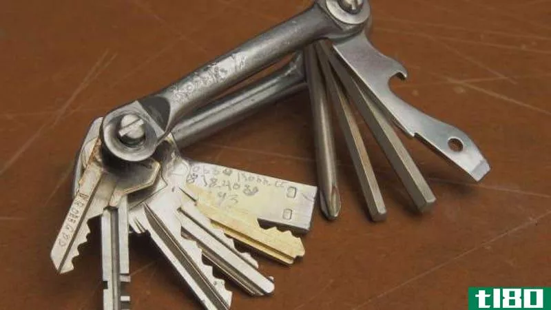 把你需要的钥匙和工具放在一个diy多钥匙里