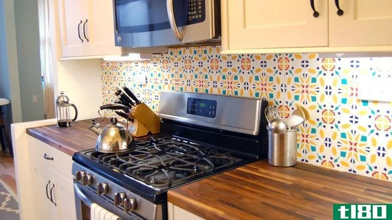 安装一个便于租赁的、可拆卸的定制厨房后挡板