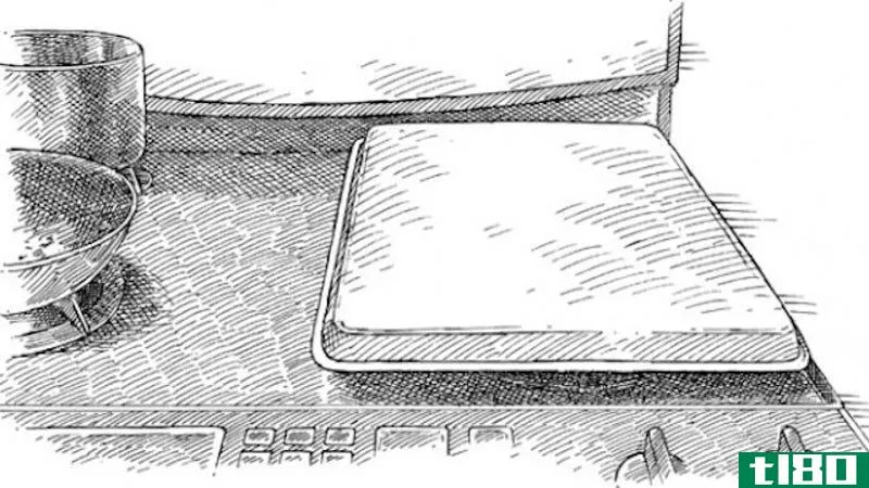 Illustration for article titled Use an Upside-Down Baking Pan to Reduce Stovetop Splatter