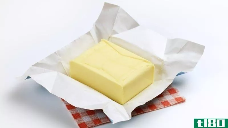 把空的黄油包装纸留着，以便在锅里抹润滑油