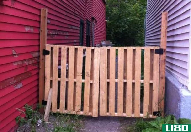 Illustration for article titled Challenge Winner: Build a Simple Gate From a Wooden Pallet