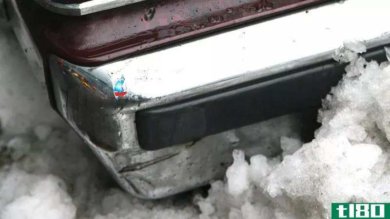 在没有牵引力的情况下，使用汽车的地板垫从结冰的路面上逃生