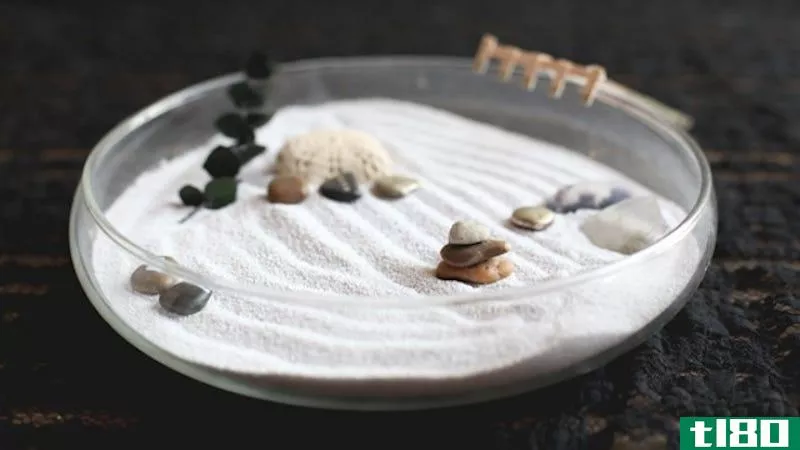 Illustration for article titled This Tiny, DIY Zen Garden Keeps You Calm at Your Desk