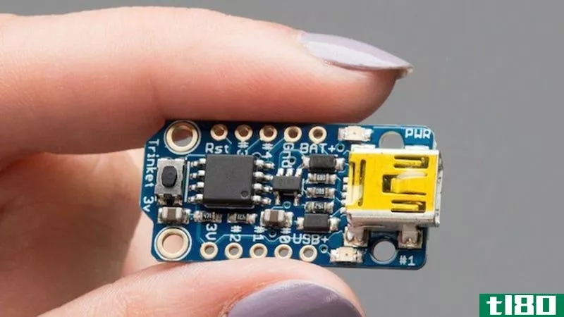adafruit小饰物是一个小型、多功能的微控制器