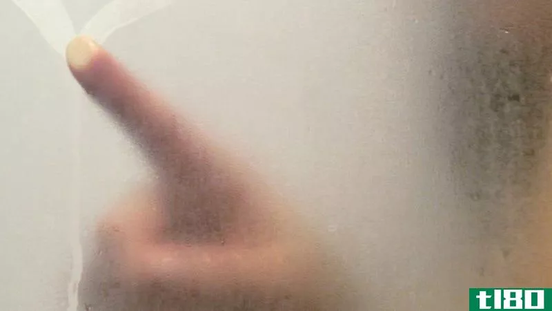 保持淋浴镜无雾的最好方法是什么？