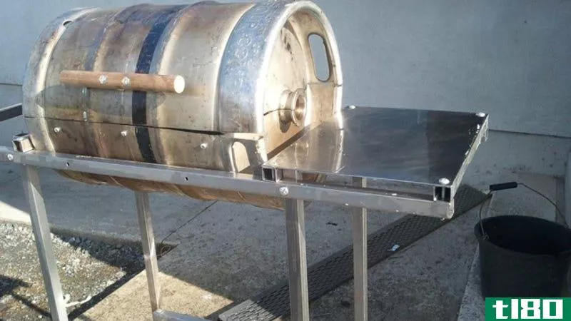 把一个啤酒桶变成一个很棒的木炭烤架