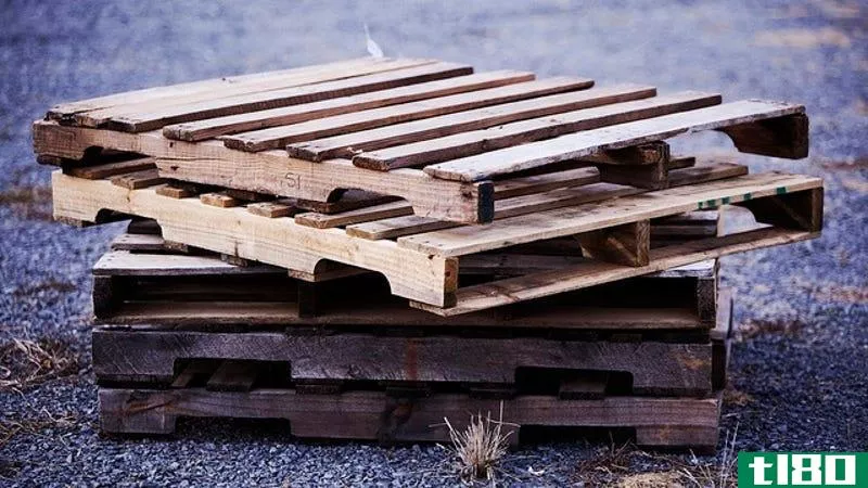 Illustration for article titled Why Pallets Are Great for DIYing (When You Pick Out the Right Ones)