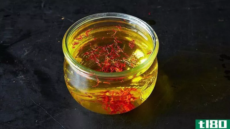 Illustration for article titled Stretch Expensive Saffron by Infusing it into Water