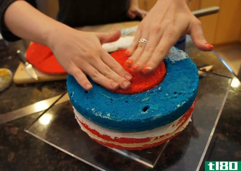Illustration for article titled How to Make an American Flag Cake for the 4th of July
