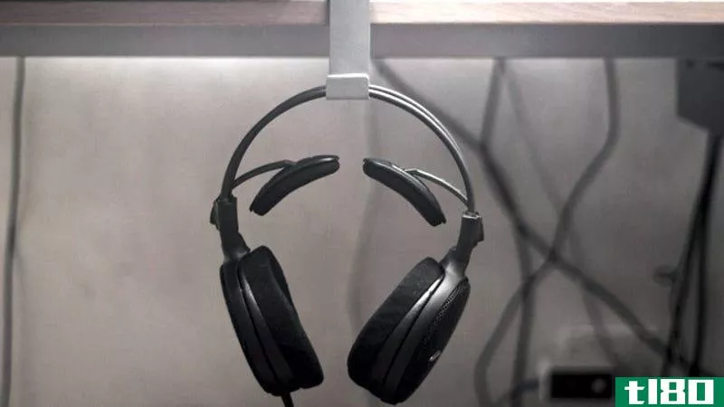 Illustration for article titled Hang Headphones Off the Side of Your Desk with this Metal Stand