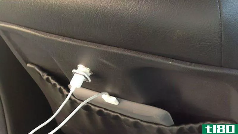 把一个usb充电器插进你车的后座