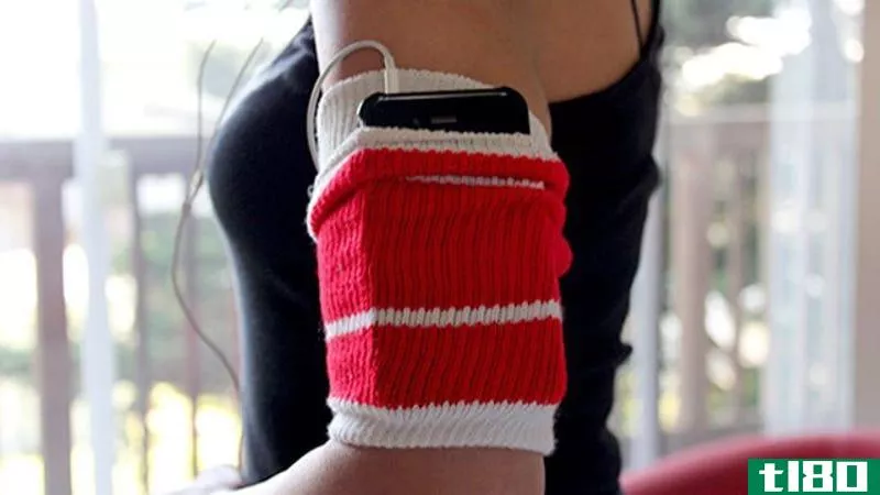再利用一个管袜子作为一个mp3播放器举行锻炼袖带