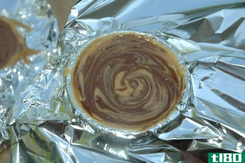 Illustration for article titled Make Your Own Chocolate Peanut Butter Cups with Tin Foil and a Mug