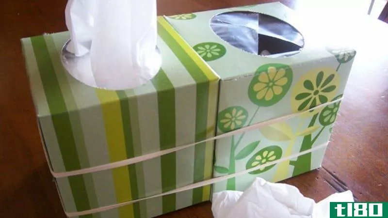 把一个空的纸巾盒和一个满的纸巾盒连接起来，作为内置的处理液