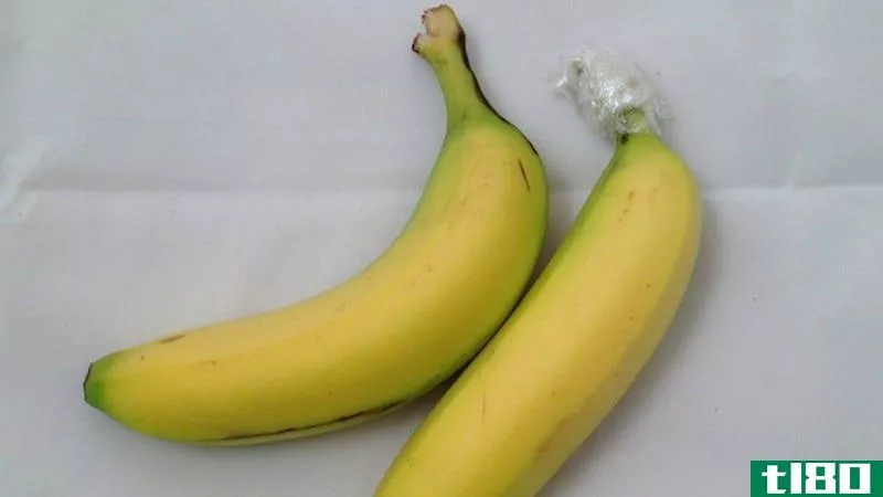 把香蕉分开，用保鲜膜把香蕉茎包起来，这样可以使香蕉保鲜更长时间