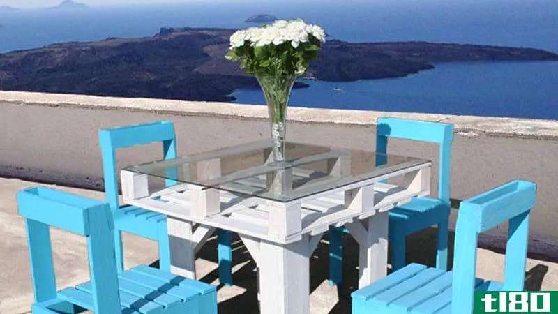 Illustration for article titled Make Beautiful Outdoor Dining Furniture Out of Wooden Pallets