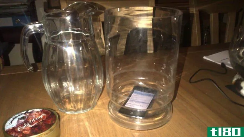 用玻璃花瓶或水罐放大手机的扬声器