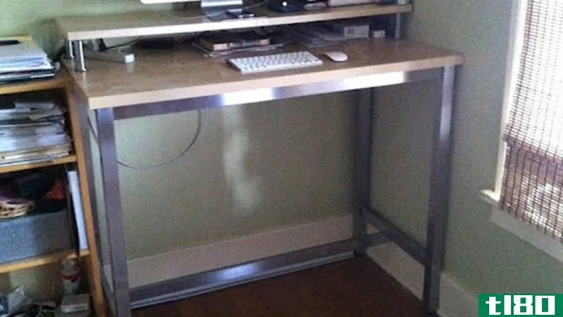 用宜家零件组装一个价格合理的立式办公桌