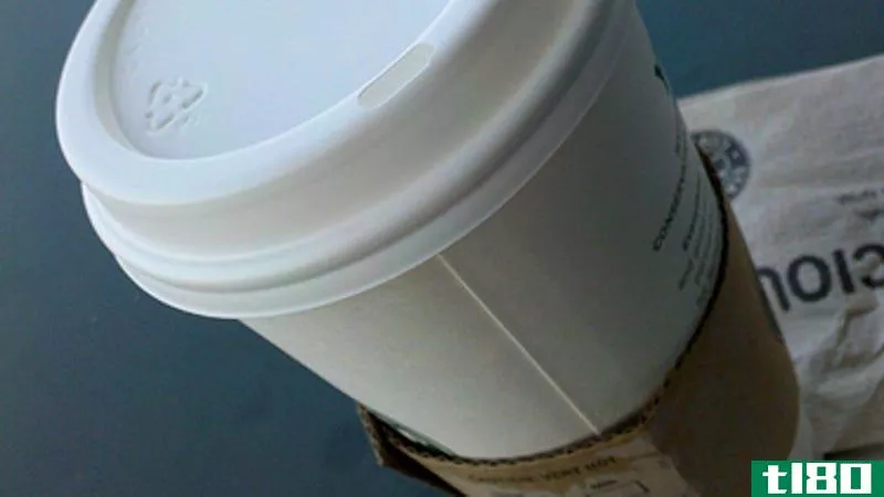 通过确保盖子上的孔没有与杯缝对齐来避免纸咖啡杯泄漏
