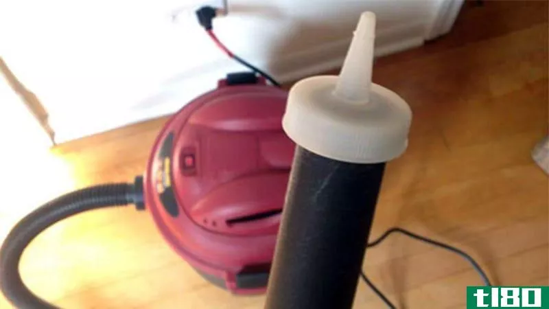 Illustration for article titled Turn Your Vacuum into a Computer Cleaner with a Ketchup Squeeze Bottle Top