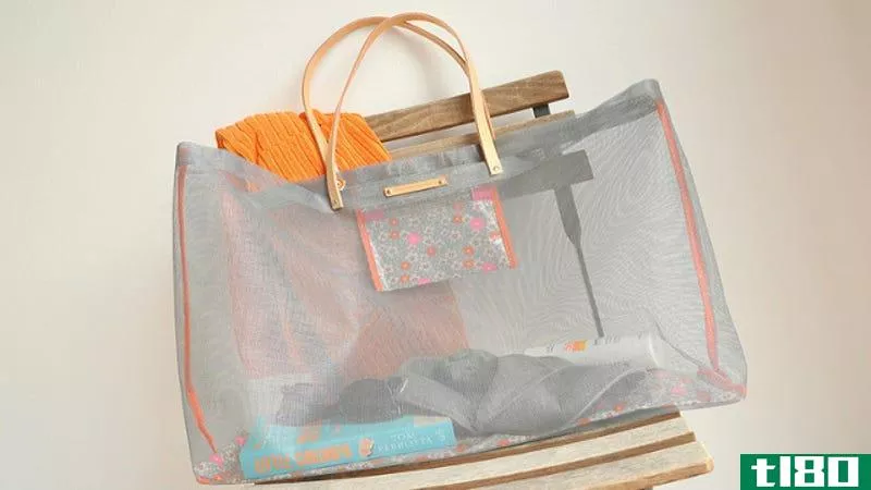 Illustration for article titled DIY Beach Bag Made from Window Screen Material Doesn&#39;t Retain Sand