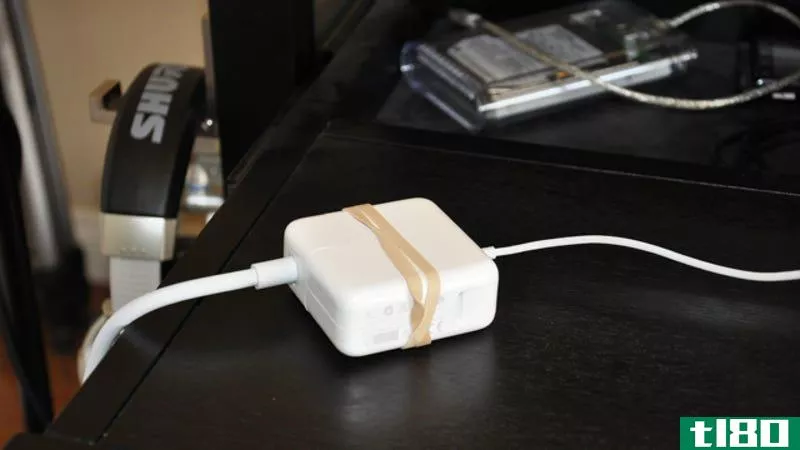 Illustration for article titled Use a Rubber Band to Keep Your Laptop&#39;s Power Brick from Slipping Off Your Desk