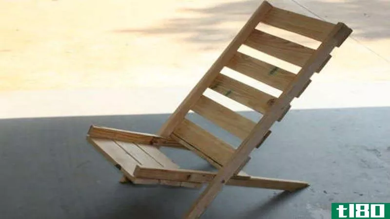 重新利用木制托盘成为折叠椅
