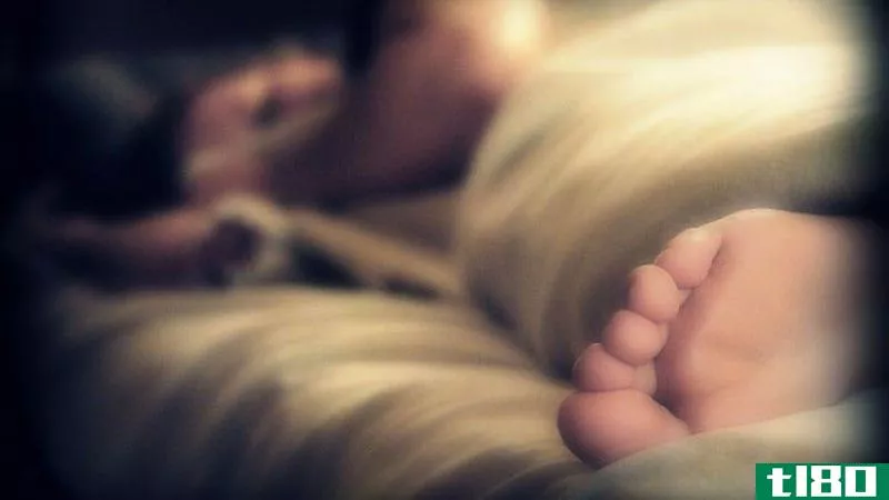 卷曲（和展开）你的脚趾，以帮助你放松和入睡更快