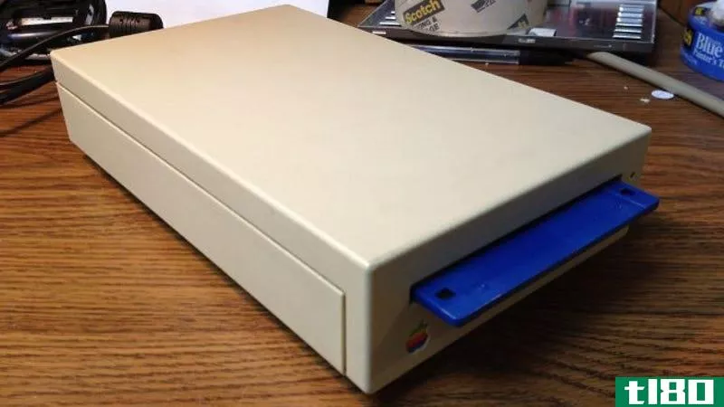 Illustration for article titled Retro Apple Floppy Drive as HDD Enclosure