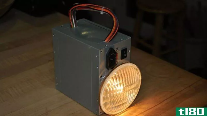 把一个没电的pc电源插进一个可充电的提灯里