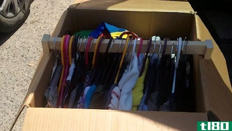 做你自己的衣柜风格的盒子，快速包装衣服