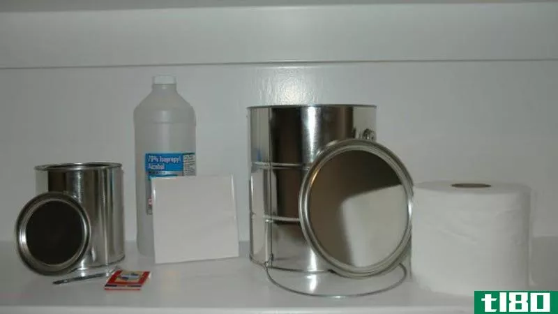 用油漆罐、厕纸和酒精制成的diy炉子，在紧急情况下让你保持温暖