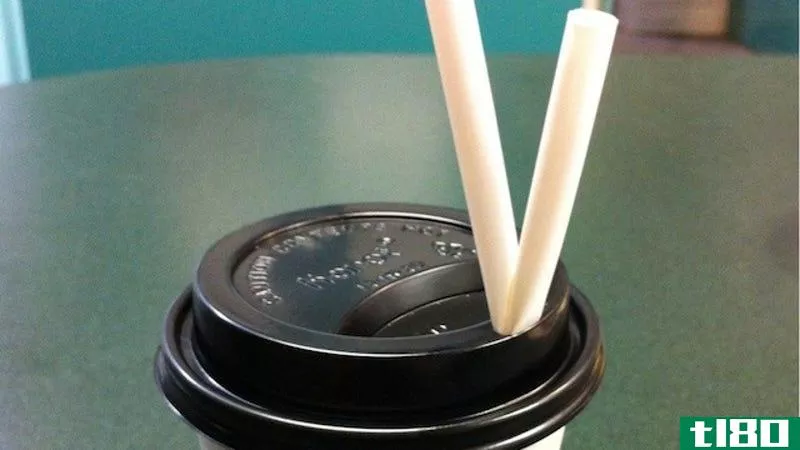在你的咖啡盖里塞一根折叠好的吸管以防溢出