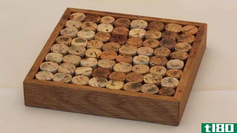 Illustration for article titled Recycle Old Wine Corks into a Pot Stand or Trivet