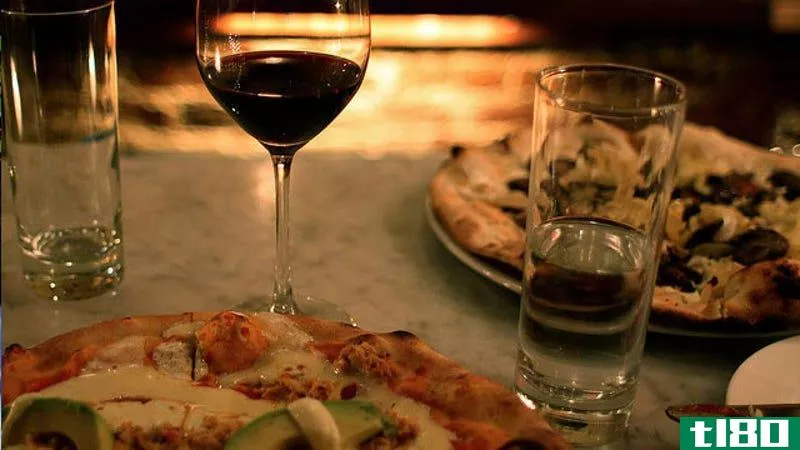 用食物和葡萄酒配上一道完美的比萨饼做实验