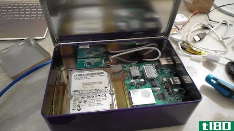 这个diy nas在一个盒子里是便携的，经济实惠的，并保持您的数据安全